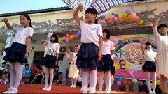 <b>在线视频：六年级小学女生穿白丝袜表演，还有中筒袜？</b>